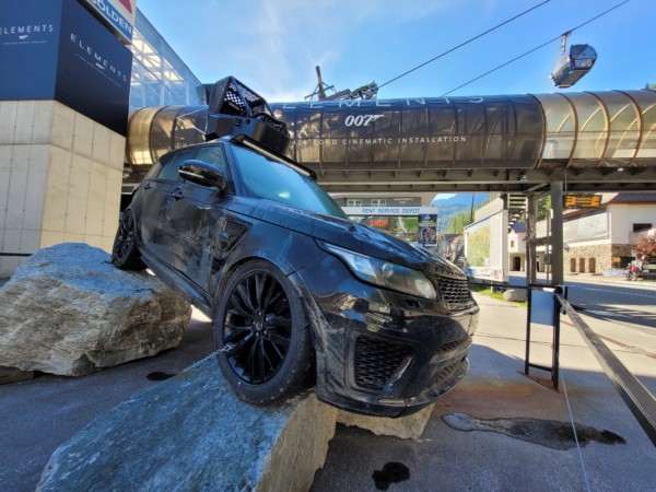 © VLife Blog vlife.blog – Am Eingang zur Bergbahn steht ein originales Fahrzeug, das beim Bond-Dreh Spectre im Einsatz war. Bahamas Martini