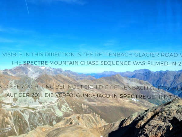 © VLife Blog vlife.blog – Blick auf die zum Rettenbach Gletscher führende Strasse, die für die Verfolgungsjagd in Spectre benutzt wurde.