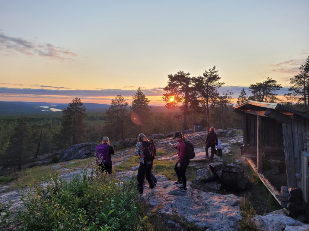 © VLife Blog vlife.blog Blick über die Landschaft von Rovaniemi und die Mitternachtssonne.