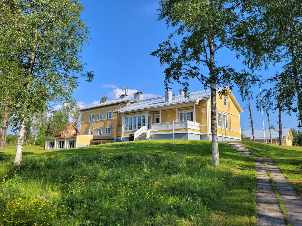 © VLife Blog vlife.blog Das House of Northern Senses liegt direkt am See Pikku Porontima in der Region Kuusamo.