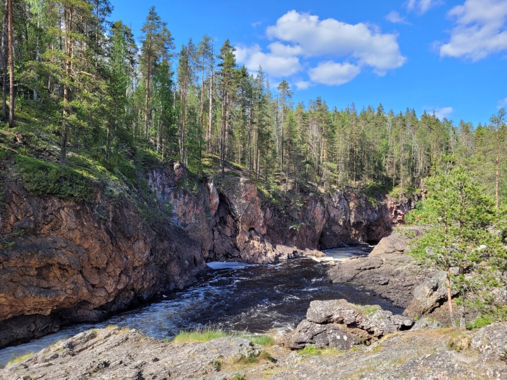 © VLife Blog vlife.blog Die Kiutaköngäs Stromschnelle im Nationalpark Oulanka.