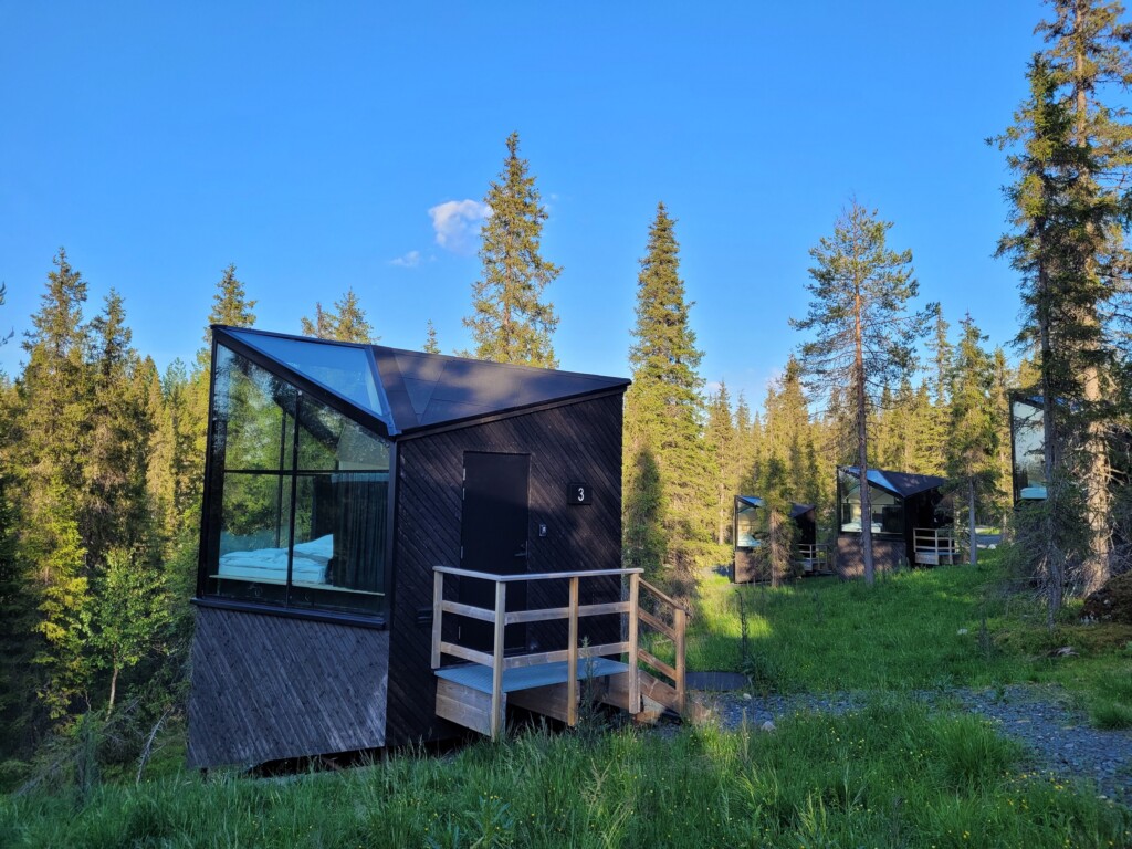 © VLife Blog vlife.blog Die Magical Pond Nature Igloos befinden sich in einem Wald mit Seeanstoss in Kuusamo.