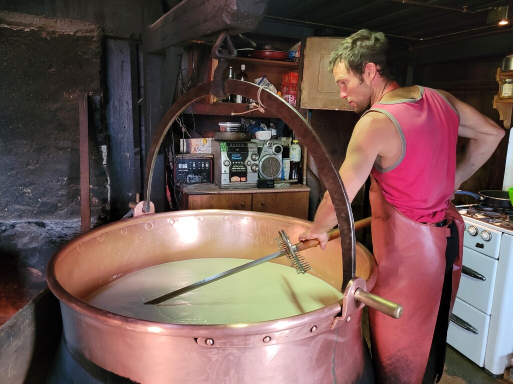 © VLife Blog vlife.blog Frühmorgens wir auf der Alp der Käse traditionell im Kupferkessel hergestellt.