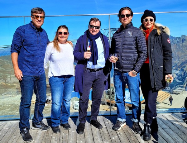© VLife Blog vlife.blog – Georg und VLife Blog mit Jakob Falkner, Neal und Heather Callow in der James Bond Erlebniswelt 007 ELEMENTS in Sölden .
