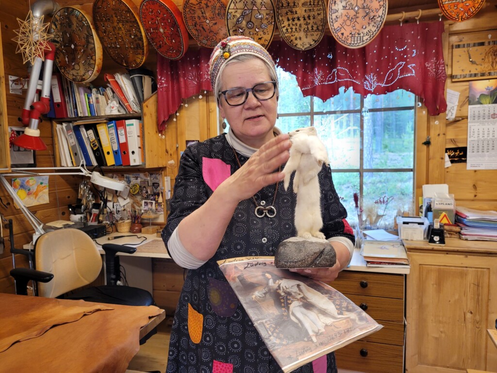 © VLife Blog vlife.blog Künstlerin Irene Kangasniemi in ihrem Atelier, wo sie auch Workshops anbietet.