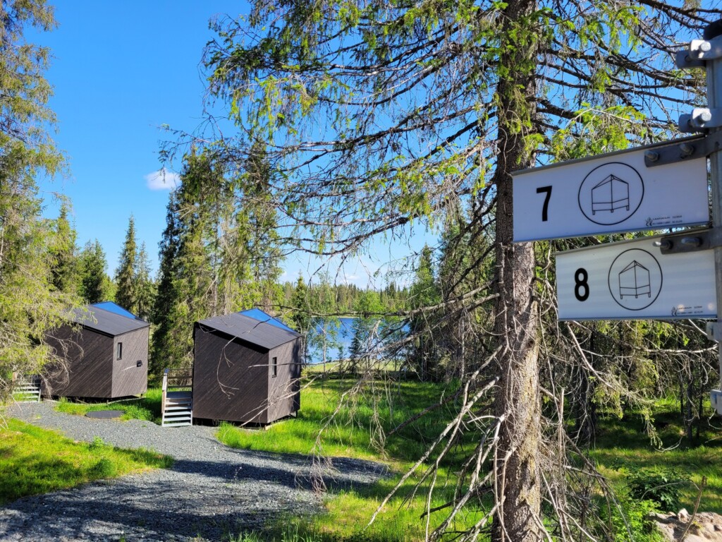 © VLife Blog vlife.blog Mit Blick auf den See und den Wald liegen die Magical Pond Nature Igloos in Kuusamo.