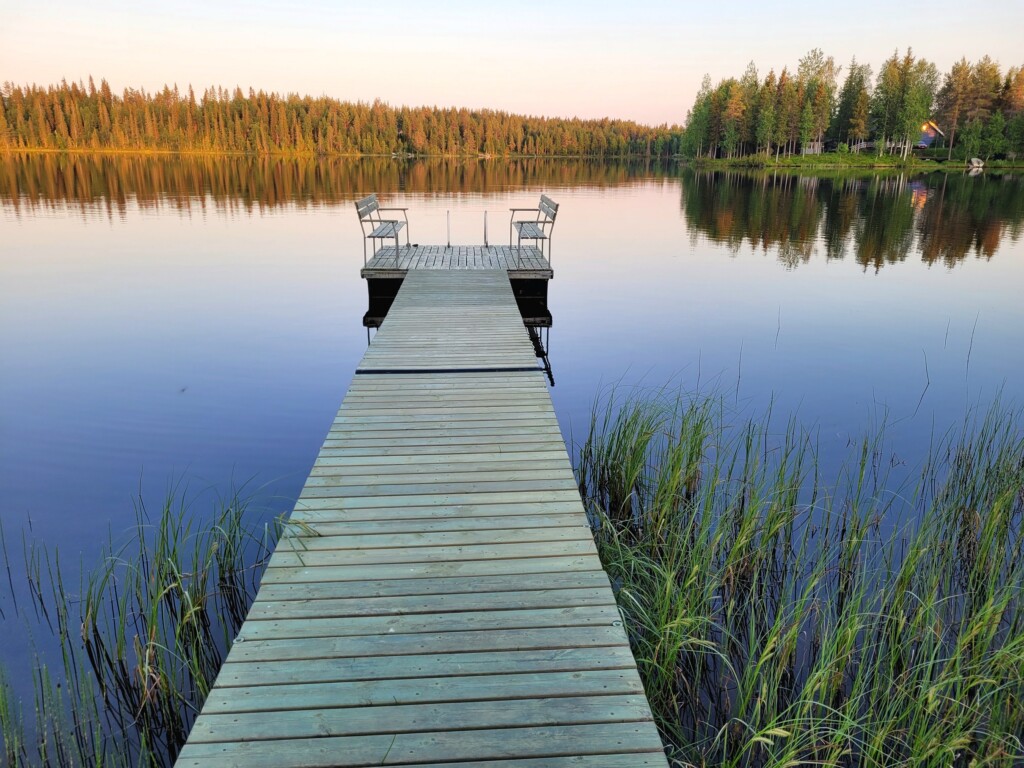 © VLife Blog vlife.blog Stimmungsvolle Landschaft um Mittsommer Pikku Porontima See in der Region Kuusamo.