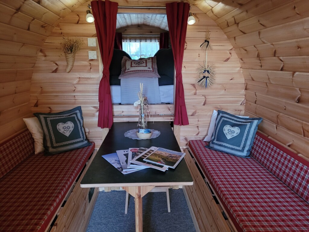 © VLife Blog vlife.blog im geräumigen Wohnfass der Emmentaler Schaukäserei können vier Personen übernachten.